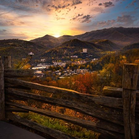 Smoky Bear Lodge With Guest House, Hot Tub, 1089 Free Tickets Each Paid Day, Dollywood And More Sevierville Luaran gambar