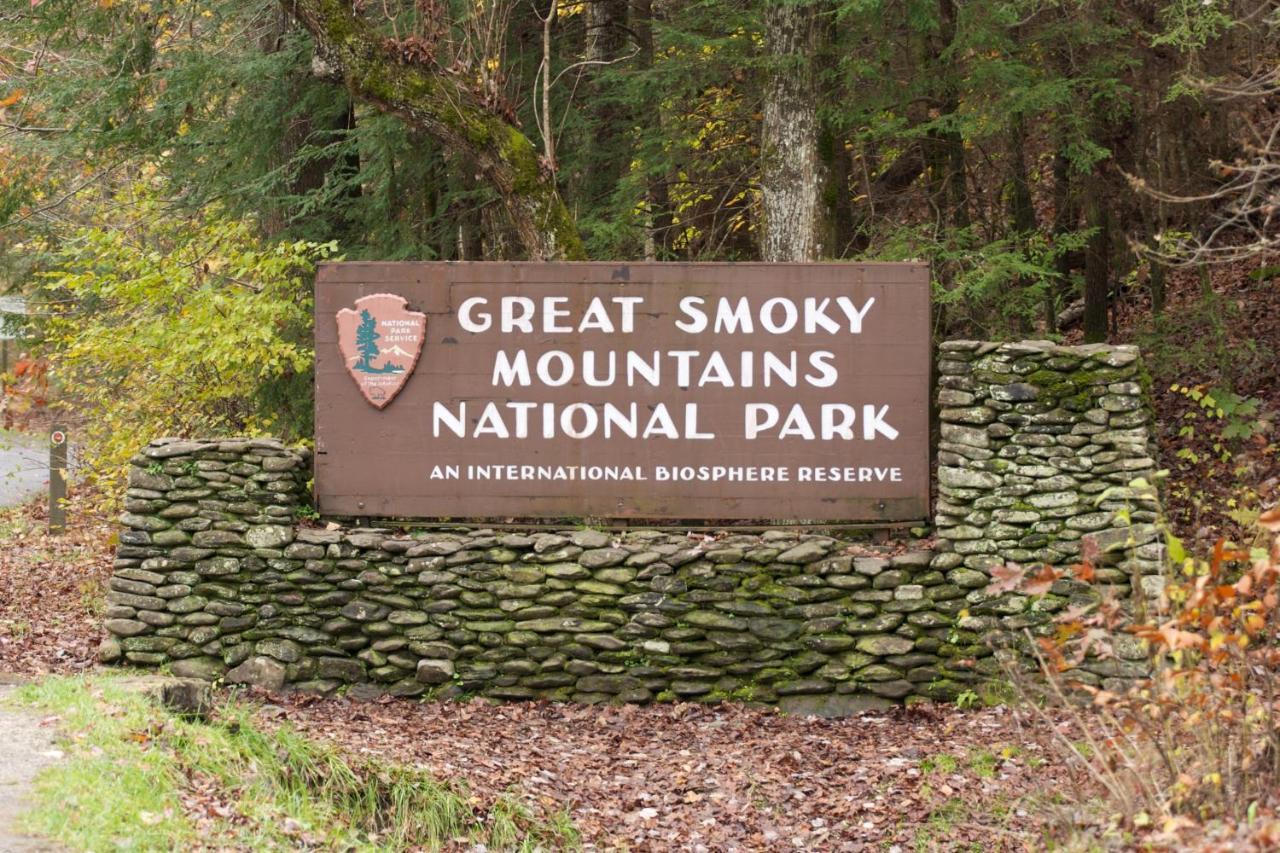 Smoky Bear Lodge With Guest House, Hot Tub, 1089 Free Tickets Each Paid Day, Dollywood And More Sevierville Luaran gambar